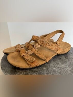 Vionic Amber Cork Brown Sandals With Jewels 9